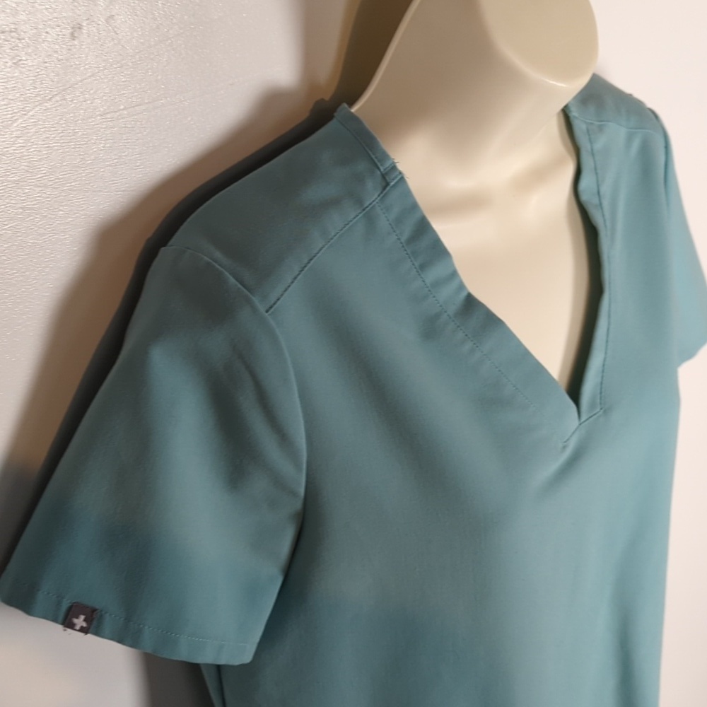Figs Technical Collection Scrub Top - Picture 4 of 11